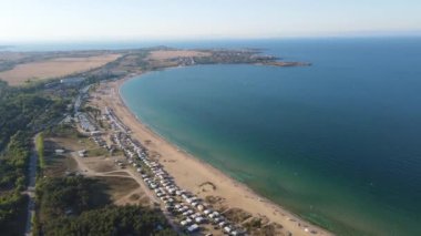 Bulgaristan 'ın Burgaz Bölgesi' nin Sozopol kasabası yakınlarındaki Gradina (Bahçe) plajının havadan manzarası 