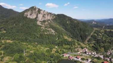 Bulgaristan 'ın Smolyan Bölgesi' ndeki Rodop Dağları 'ndaki Kızıl Kaya havadan görülüyor