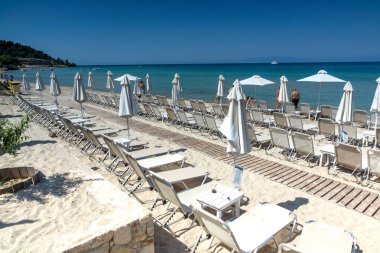 SANI BEACH, HALKIDIKI, GREECE - 24 Haziran 2014: Sani Sahili Panoraması, Kassandra, Chalkidiki, Orta Makedonya, Yunanistan
