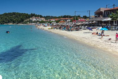 SIVIRI, HALKIDIKI, GREECE - 24 Haziran 2014: Siviri Köyü Panoraması, Kassandra, Chalkidiki, Orta Makedonya, Yunanistan
