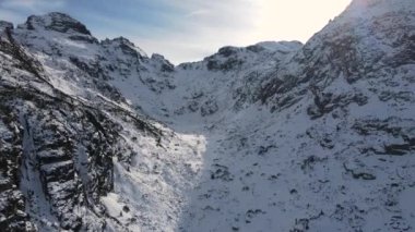 Bulgaristan 'ın Rila Dağı' ndaki Orlovets zirvesinin şaşırtıcı kış manzarası