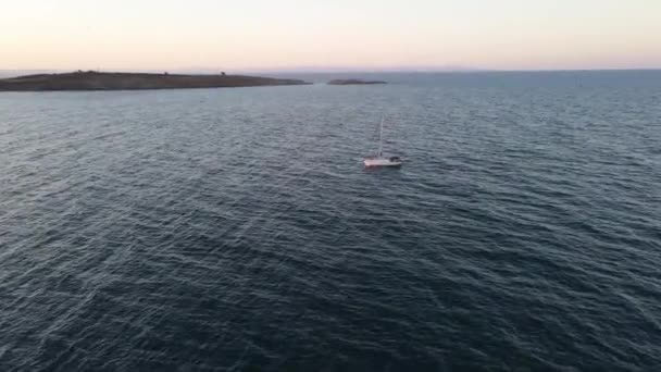 Prachtig Uitzicht Zonsondergang Vanuit Lucht Het Eiland Saint Ivan Bij — Stockvideo