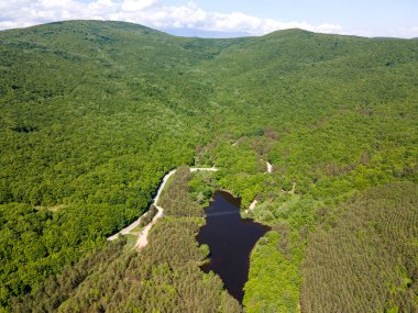 Sofya Bölgesi, Bulgaristan 'daki Lozenska Dağı' ndaki Sua Gabra Gölleri 'nin hava manzarası