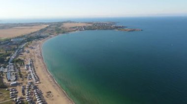 Bulgaristan 'ın Burgaz Bölgesi' nin Sozopol kasabası yakınlarındaki Gradina (Bahçe) plajının havadan manzarası 