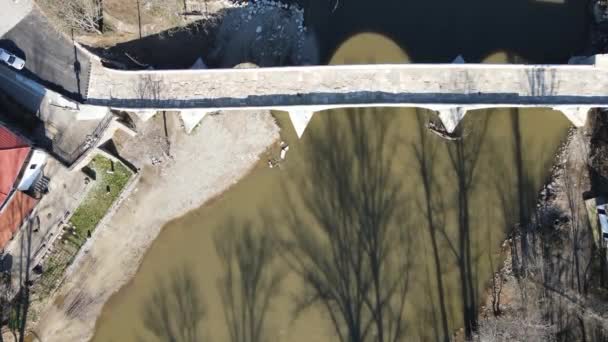 Widok Lotu Ptaka Kadin Wieczny Kamienny Most Łukowy Nad Rzeką — Wideo stockowe