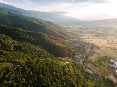 Bulgaristan 'ın Petrich kenti yakınlarındaki Belasitsa Dağı' nın hava günbatımı manzarası