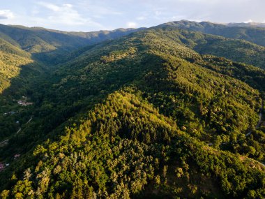 Bulgaristan 'ın Petrich kenti yakınlarındaki Belasitsa Dağı' nın hava günbatımı manzarası