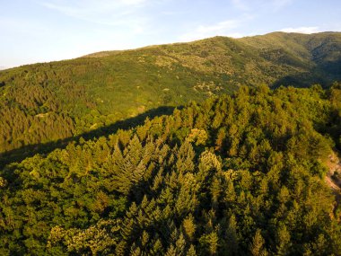 Bulgaristan 'ın Petrich kenti yakınlarındaki Belasitsa Dağı' nın hava günbatımı manzarası