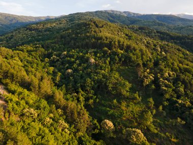 Bulgaristan 'ın Petrich kenti yakınlarındaki Belasitsa Dağı' nın hava günbatımı manzarası