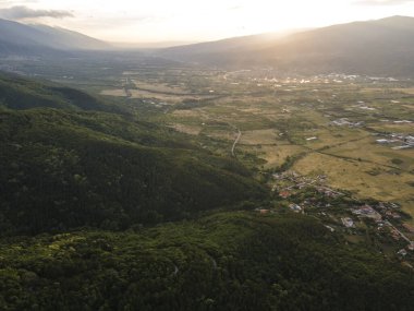 Bulgaristan 'ın Petrich kenti yakınlarındaki Belasitsa Dağı' nın hava günbatımı manzarası