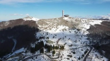 BUZLUDHA, BULGARIA - 24 Ocak 2021: Bulgaristan 'ın Buzludzha Tepesi, Stara Zagora bölgesindeki Terk Edilmiş Bulgar Komünist Partisi Anıtı' nın Havadan Görünümü