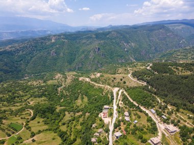 Bulgaristan 'ın Blagoevgrad bölgesindeki Otantik 19. yüzyıl evleriyle Leshten Köyü' nün havadan görünüşü