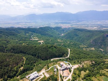 Bulgaristan 'ın Blagoevgrad bölgesindeki Otantik 19. yüzyıl evleriyle Leshten Köyü' nün havadan görünüşü