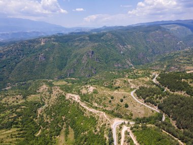 Bulgaristan 'ın Blagoevgrad bölgesindeki Otantik 19. yüzyıl evleriyle Leshten Köyü' nün havadan görünüşü