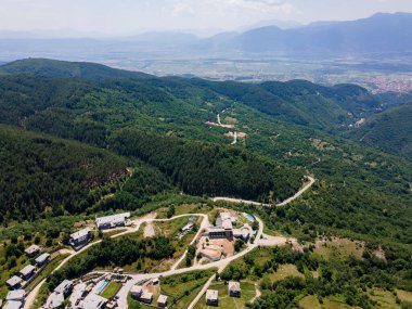 Bulgaristan 'ın Blagoevgrad bölgesindeki Otantik 19. yüzyıl evleriyle Leshten Köyü' nün havadan görünüşü
