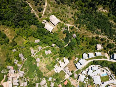 Bulgaristan 'ın Blagoevgrad bölgesindeki Otantik 19. yüzyıl evleriyle Leshten Köyü' nün havadan görünüşü