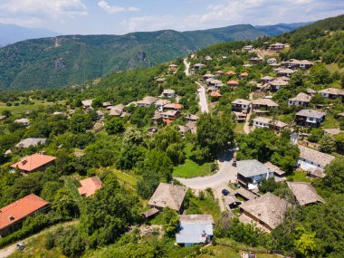 Bulgaristan 'ın Blagoevgrad bölgesindeki Otantik 19. yüzyıl evleriyle Leshten Köyü' nün havadan görünüşü