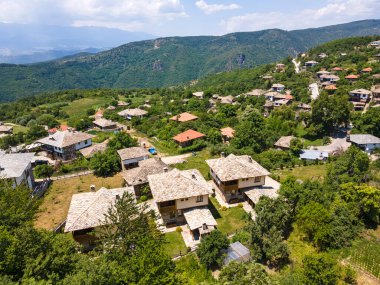 Bulgaristan 'ın Blagoevgrad bölgesindeki Otantik 19. yüzyıl evleriyle Leshten Köyü' nün havadan görünüşü