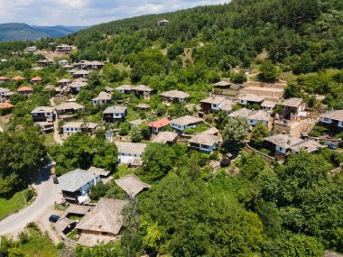 Bulgaristan 'ın Blagoevgrad bölgesindeki Otantik 19. yüzyıl evleriyle Leshten Köyü' nün havadan görünüşü