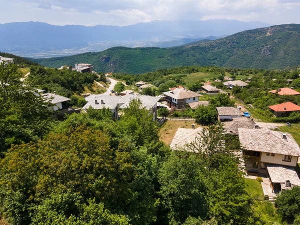 本物の19世紀の家とレステンの村の空中ビュー ブラゴエヴグラード地域 ブルガリア — ストック写真