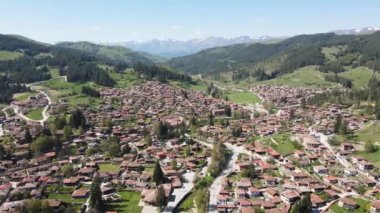 Bulgaristan 'ın Sofya Bölgesi' nin tarihi Koprivshtitsa kentinin hava manzarası