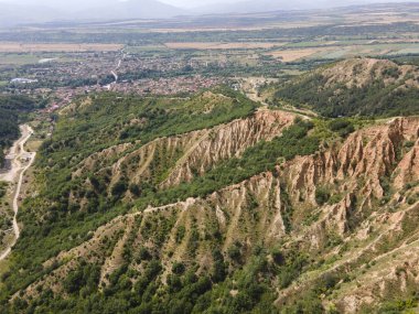 Kaya oluşumunun şaşırtıcı hava manzarası Stob piramitleri, Rila Dağı, Kyustendil bölgesi, Bulgaristan