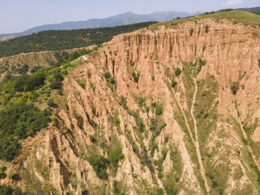 Kaya oluşumunun şaşırtıcı hava manzarası Stob piramitleri, Rila Dağı, Kyustendil bölgesi, Bulgaristan