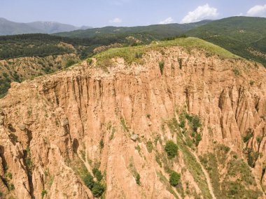 Kaya oluşumunun şaşırtıcı hava manzarası Stob piramitleri, Rila Dağı, Kyustendil bölgesi, Bulgaristan