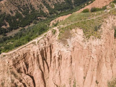 Kaya oluşumunun şaşırtıcı hava manzarası Stob piramitleri, Rila Dağı, Kyustendil bölgesi, Bulgaristan