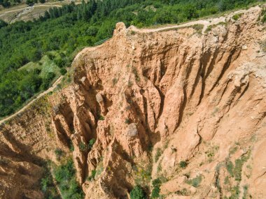 Kaya oluşumunun şaşırtıcı hava manzarası Stob piramitleri, Rila Dağı, Kyustendil bölgesi, Bulgaristan