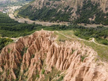 Kaya oluşumunun şaşırtıcı hava manzarası Stob piramitleri, Rila Dağı, Kyustendil bölgesi, Bulgaristan
