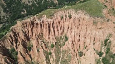 Kaya oluşumunun hava görüntüsü Stob piramitleri, Rila Dağı, Kyustendil bölgesi, Bulgaristan