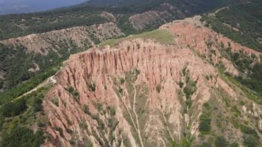 Kaya oluşumunun hava görüntüsü Stob piramitleri, Rila Dağı, Kyustendil bölgesi, Bulgaristan