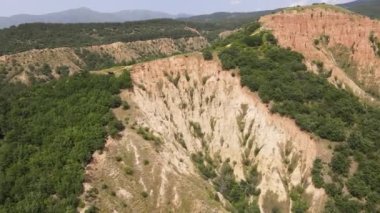 Kaya oluşumunun hava görüntüsü Stob piramitleri, Rila Dağı, Kyustendil bölgesi, Bulgaristan