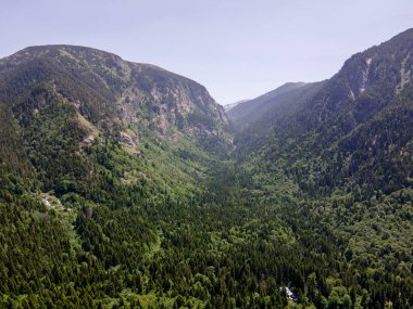 Kirilova Polyana (Cyril çayırı), Kyustendil bölgesi, Bulgaristan yakınlarındaki Rila Dağı 'nın havadan görüntüsü