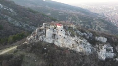 Bulgaristan 'ın Filibe Bölgesi Asenovgrad yakınlarındaki Selanik Kilisesi' nden Aziz Demetrius 'un hava manzarası