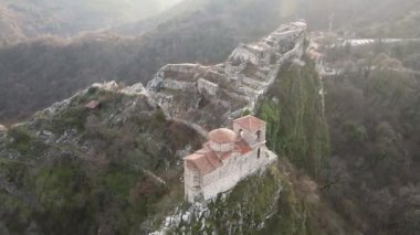 Bulgaristan 'ın Ortaçağ Asen Kalesi, Asenovgrad, Filibe Bölgesi' nin hava manzarası