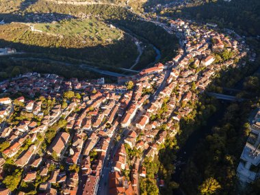 Bulgaristan 'ın Veliko Tarnovo kentinin şaşırtıcı Hava Günbatımı manzarası