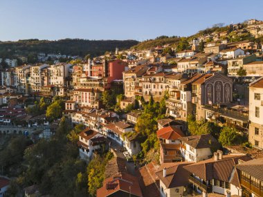 Bulgaristan 'ın Veliko Tarnovo kentinin şaşırtıcı Hava Günbatımı manzarası