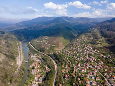 Bulgaristan 'ın Balkan Dağları' ndaki Iskar Nehri Boğazı 'ndaki Lakatnik köyünün hava manzarası