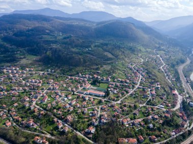 Bulgaristan 'ın Balkan Dağları' ndaki Iskar Nehri Boğazı 'ndaki Lakatnik köyünün hava manzarası