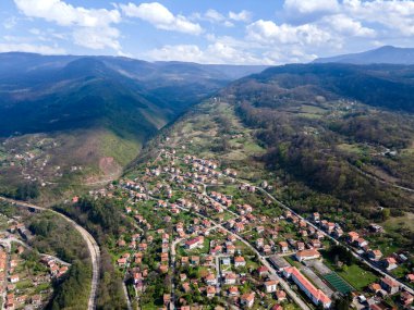 Bulgaristan 'ın Balkan Dağları' ndaki Iskar Nehri Boğazı 'ndaki Lakatnik köyünün hava manzarası
