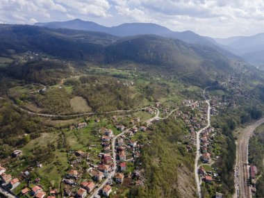 Bulgaristan 'ın Balkan Dağları' ndaki Iskar Nehri Boğazı 'ndaki Lakatnik köyünün hava manzarası