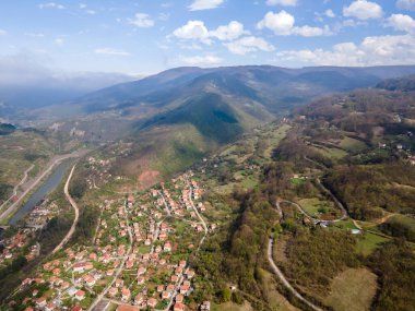 Bulgaristan 'ın Balkan Dağları' ndaki Iskar Nehri Boğazı 'ndaki Lakatnik köyünün hava manzarası