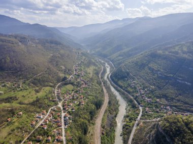 Bulgaristan 'ın Balkan Dağları' ndaki Iskar Nehri Boğazı 'ndaki Lakatnik köyünün hava manzarası