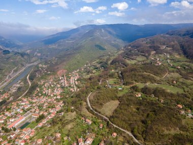 Bulgaristan 'ın Balkan Dağları' ndaki Iskar Nehri Boğazı 'ndaki Lakatnik köyünün hava manzarası