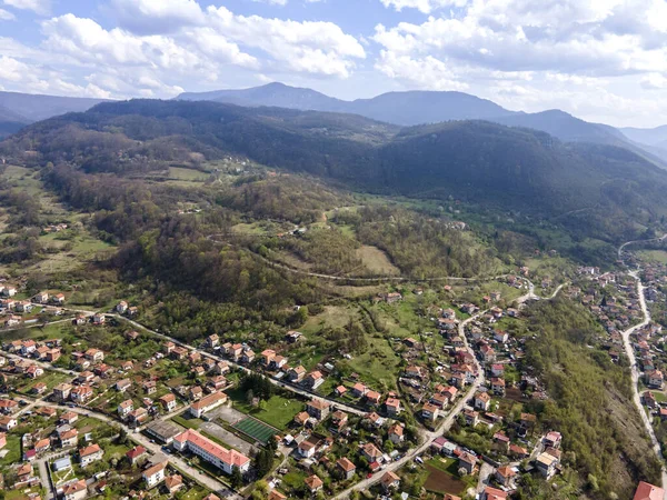 Bulgaristan 'ın Balkan Dağları' ndaki Iskar Nehri Boğazı 'ndaki Lakatnik köyünün hava manzarası