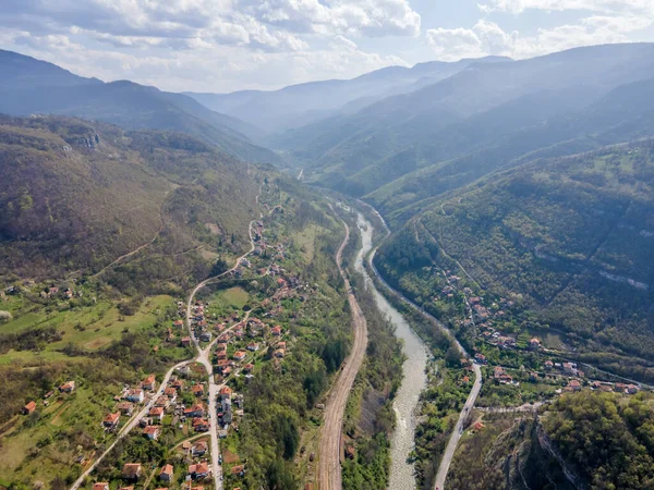 Bulgaristan 'ın Balkan Dağları' ndaki Iskar Nehri Boğazı 'ndaki Lakatnik köyünün hava manzarası