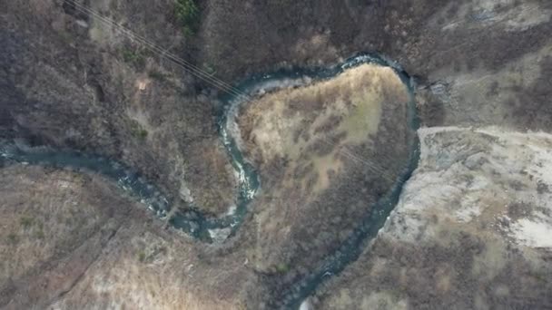 Vista Aérea Dos Desfiladeiros Rio Yahvska Montanha Rhodopes Perto Aldeia — Vídeo de Stock