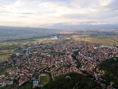 Bulgaristan 'ın Blagoevgrad bölgesinin Petrich kentinin şaşırtıcı Hava Günbatımı manzarası